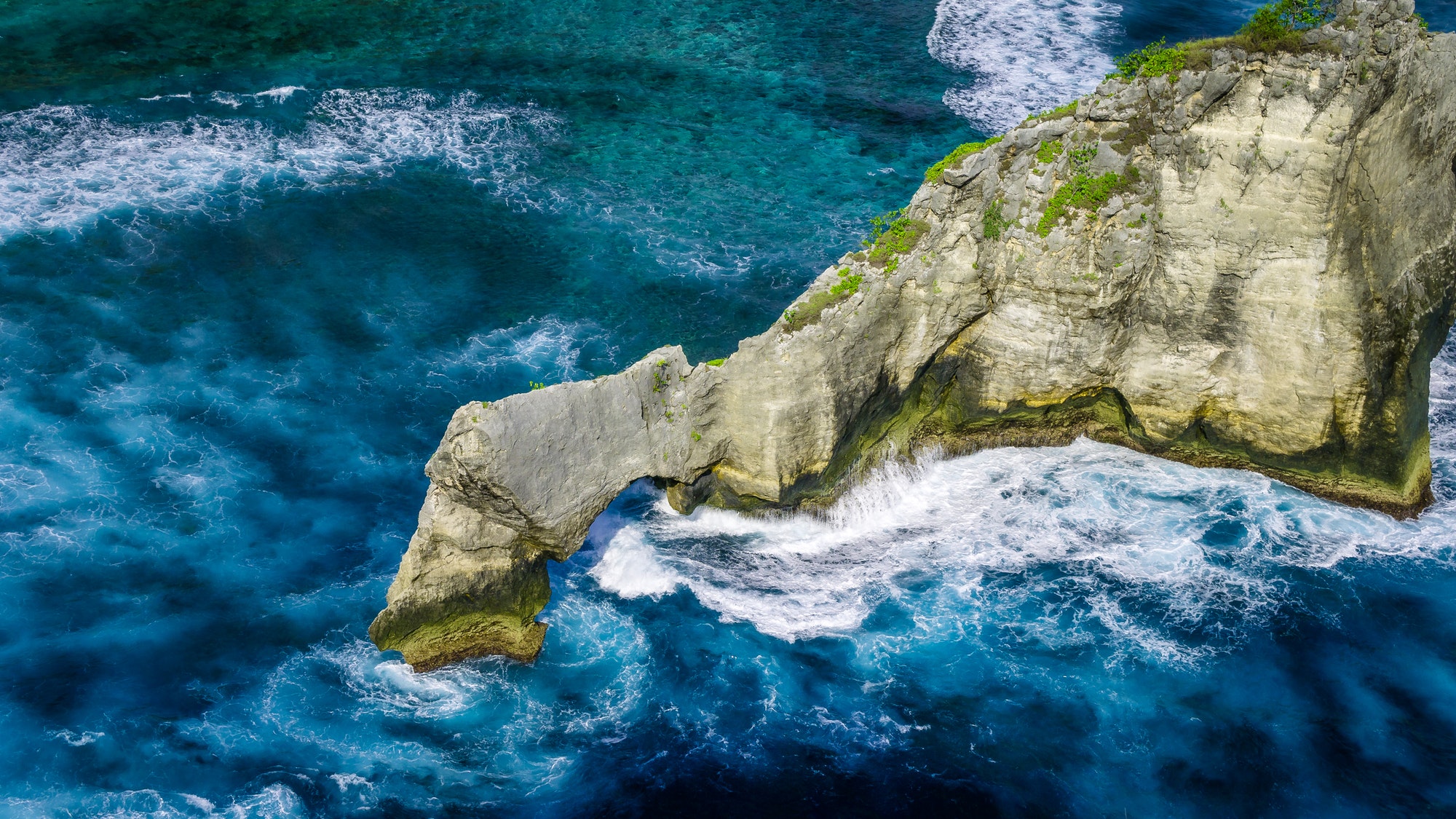 beautiful-huge-wave-hitting-rock-on-atuh-beach-nusa-penida-bali-indonesia